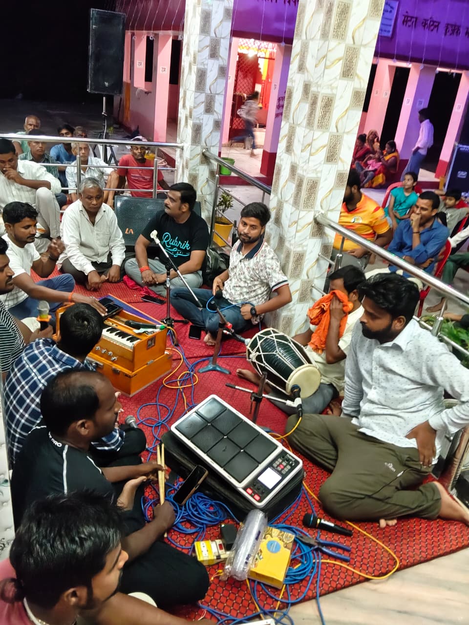 भक्ति में लीन भक्तजन